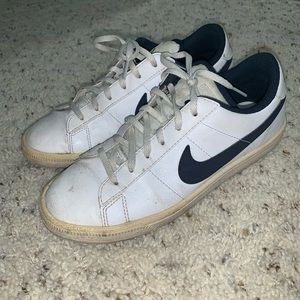 Nike sneakers in size 5.5 M (7.5 W)